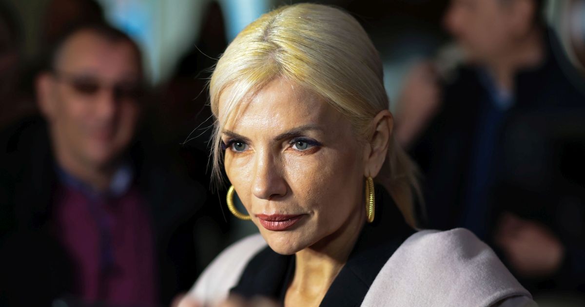 Laura Vicol, fosta sefa a Comisiei juridice din Camera Deputatilor, soseste la Curtea de Apel Bucuresti, unde asteapta pronuntarea unei decizii pe cererea procurorilor DIICOT de arestare preventiva a celor 11 inculpati retinuti in dosarul Nordis, miercuri, 25 februarie 2025. MIHAI POP/GNM