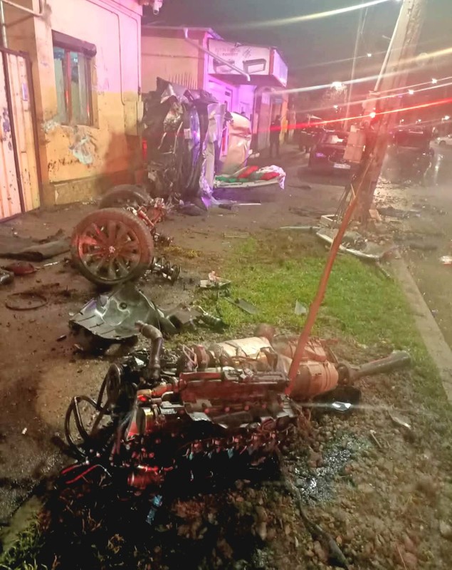 Patru mașini parcate au fost lovite în Brăila, după ce un șofer a intrat pe contrasens și s-a proptit în peretele unei case