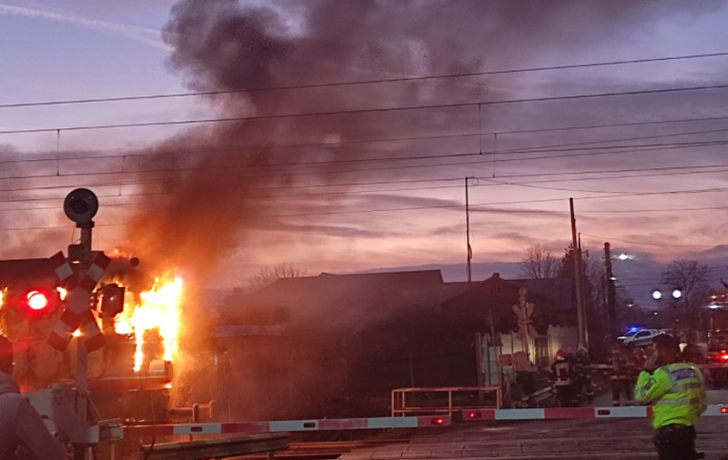 „Nu mai sunt probleme”. Anunțul CFR, după ce o locomotivă a luat foc pe șine, în Prahova