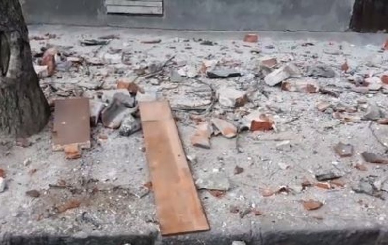 Pagube la o clădire din Sectorul 2 al Capitalei după cutremur. "Putea să cadă, să moară lume, cine răspunde?" | FOTO