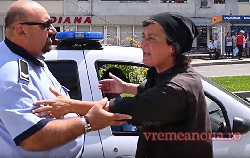 Două măicuțe au făcut circ pe stradă în Vaslui. Au scuipat și blestemat pe toți cei care le-au ieșit în cale