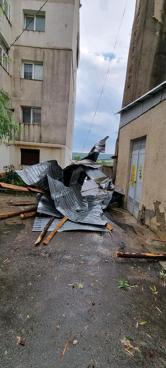Acoperiș distrus de furtună în orașul Negrești din județul Vaslui | Foto: vremeanoua.ro