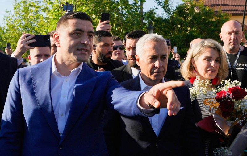 Jurnaliștii ruși au scris că polițiștii i-au scos pe George Simion și pe Călin Georgescu afară din secția de votare