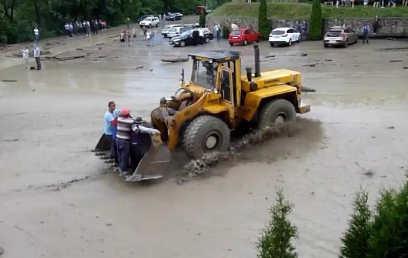 Inundații la Mânăstirea Bârsana din Maramureș. Sătenii sunt evacuați cu buldozerul din calea viiturii