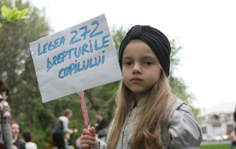 Protest împotriva deciziei de a lăsa în libertate "directoarea bătăuşă". Câteva zeci de părinţi şi copii s-au strâns în faţa Guvernului | GALERIE FOTO