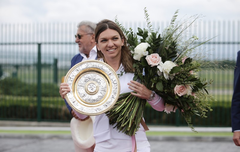 Simona Halep a sosit în România, pe Aeroportul Otopeni. A venit cu replica trofeului cucerit la Wimbledon