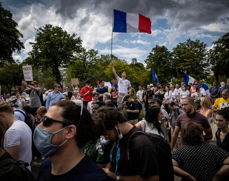 Mii de persoane au manifestat în Franţa faţă de vaccinarea obligatorie. Confruntări cu poliția