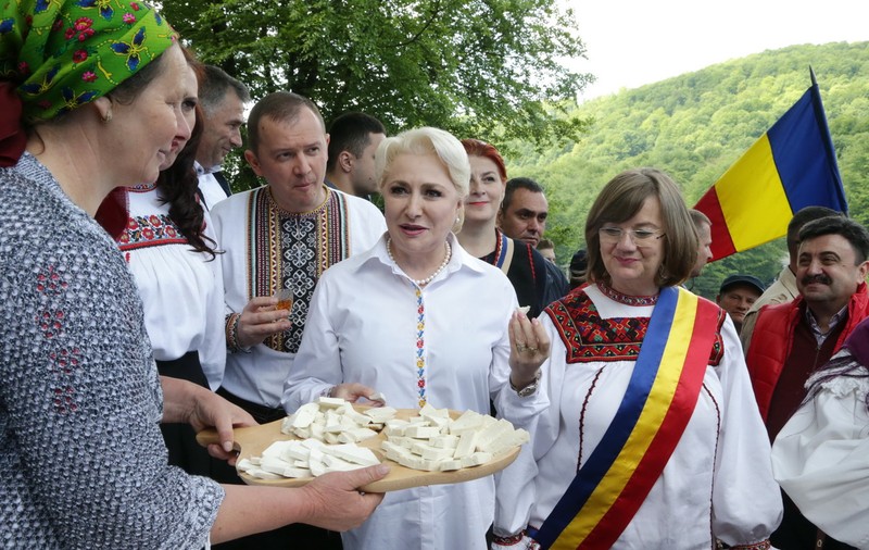 Viorica Dăncilă îşi reia turneul prin ţară, alături de miniştri. Ce spune Dragnea: "Dumneaei merge în campanie într-o parte, eu în alta"