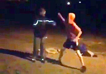Captură video din dosarul poliției. Tânăr suedez îl bate pe Gică