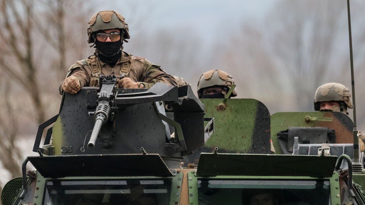 5 martie 2024, Korzeniewo, Pomorskie, Polonia: Militarii prezintă transferul de tancuri și vehicule blindate prin râul Vistula în timpul exercițiului Dragon-24 al NATO, o parte a exercițiului Steadfast Defender-24 la scară largă. Exercițiile, care au loc în principal în Europa Centrală, implică aproximativ 90.000 de militari din toate țările NATO, precum și din Suedia. Scopul Steadfast Defender-24 este de a descuraja și de a prezenta abilități defensive în fața agresiunii