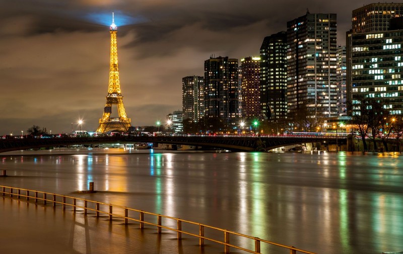 Inundații în Paris. Sute de persoane evacuate din calea apelor