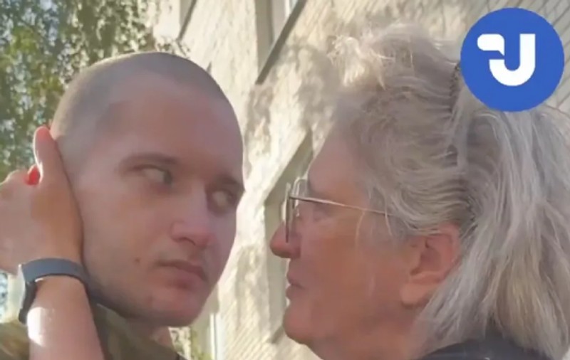 Primele cuvinte ale soldatului ucrainean care tăcea de un an și nu vorbise cu mama lui nici măcar după eliberare: „De ce?”