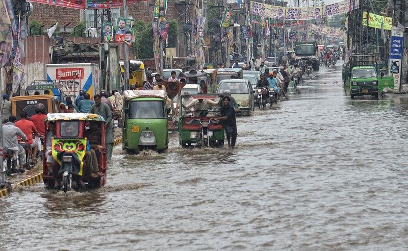 Stradă inundată în Lahore, Punjab, Pakistan, după precipitații record, pe 21 iulie 2022 | Foto: Profimedia