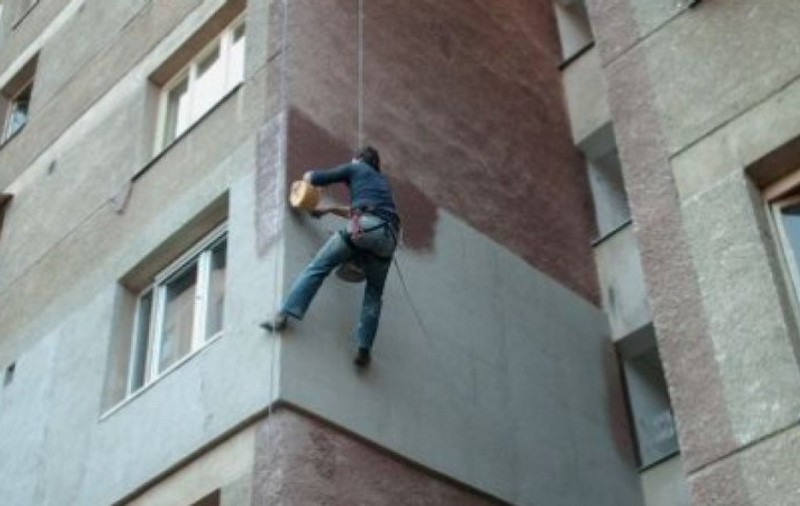 O femeie a pus în pericol viața unui alpinist utilitar aflat la etajul 11 al unui bloc turn din Galați. Ce a făcut  