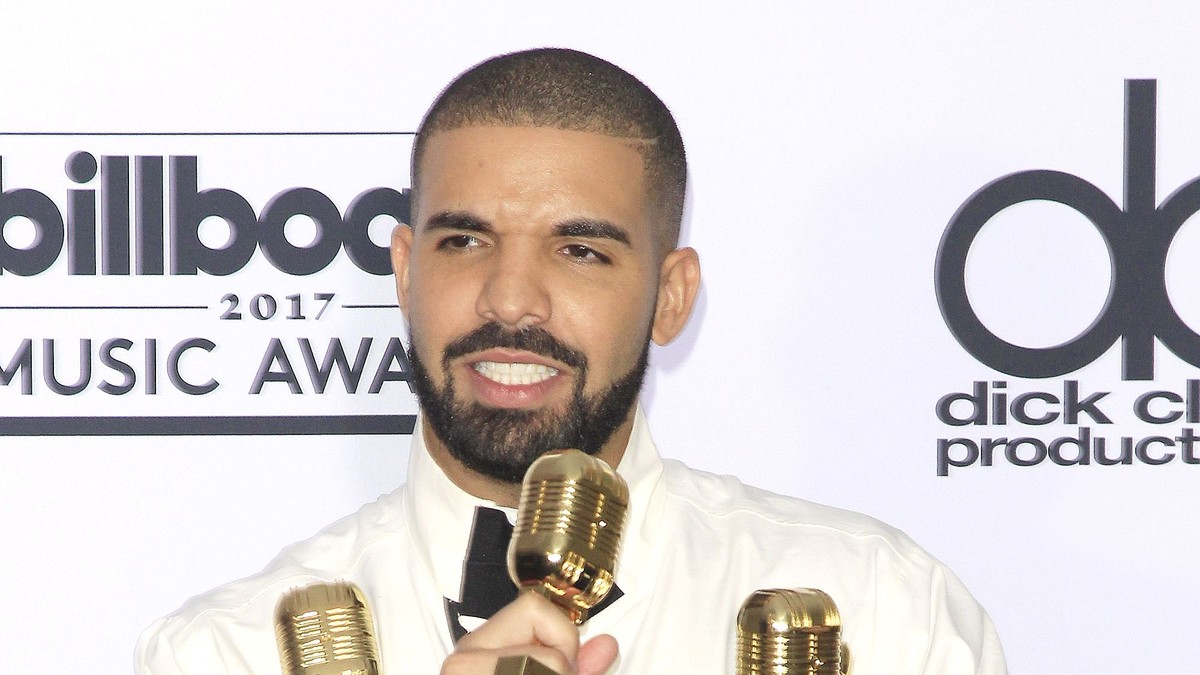 Drake, criticat după ce la un concert a pupat o minoră