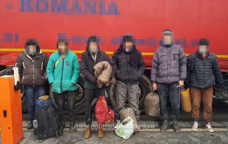 Şase afgani, ascunşi într-un TIR cu jucării, prinşi la Nădlac când încercau să treacă frontiera în Ungaria