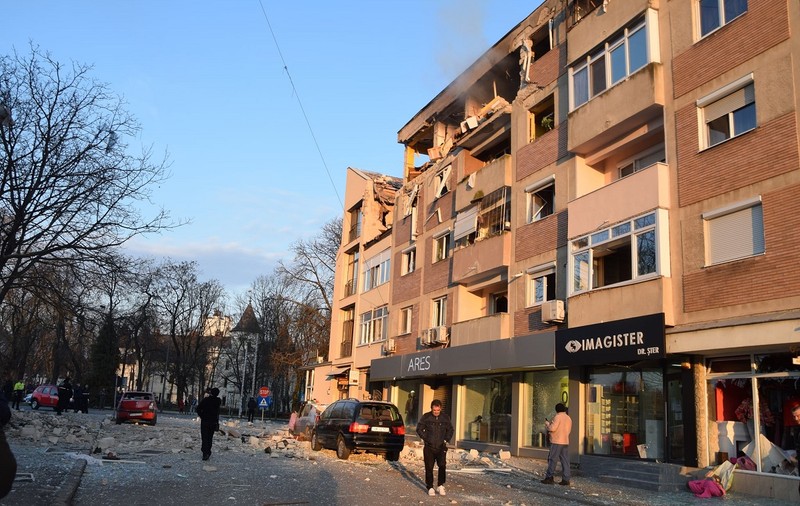 VIDEO | Explozie într-un bloc din Carei. Mai mulți răniți, dintre care trei în stare gravă