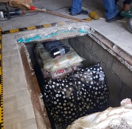 Cărțile, găsite în România, într-un beci. Foto: Met Police