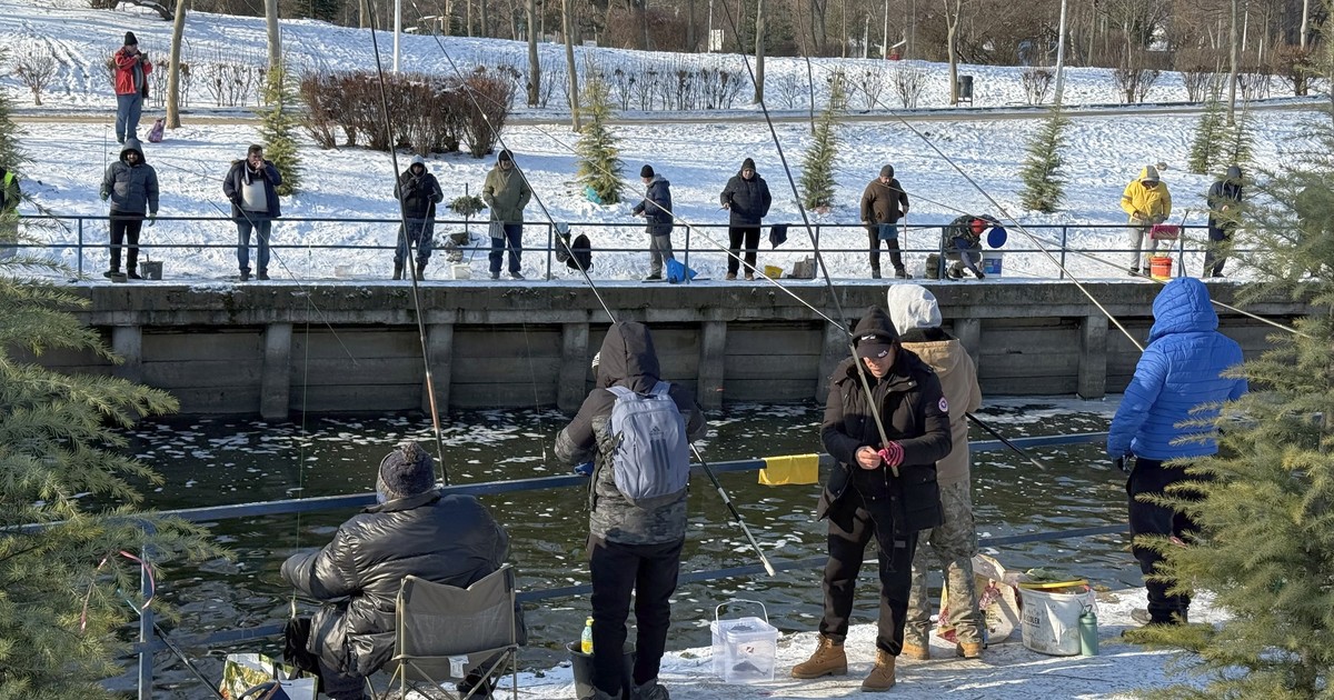Zeci de pescari amatori își petrec weekend-ul încercând să prindă caras din lacul Plumbuita, din Colentina. Foto: Libertatea