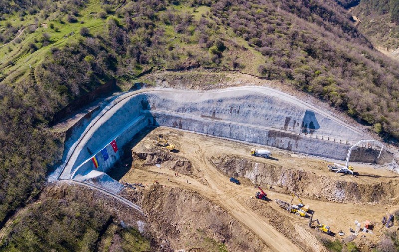Începe construcția pe secțiunea montană de pe Valea Oltului. Turcii de la Mapa-Cengiz vor lucra la tunelul Balota și încă 15 viaducte din Autostrada Sibiu - Pitești