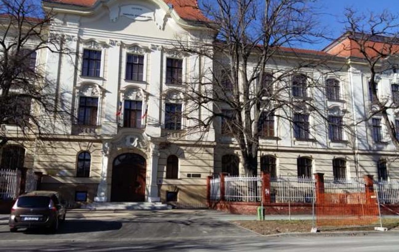 Zeci de elevi și profesori de la Colegiul C.D. Loga din Timişoara au ajuns la spital cu simptome de intoxicaţie. Cursuri online, joi și vineri