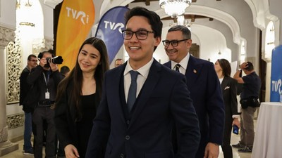 Victor Ponta alături de copii săi Andrei și Irina, la dezbaterea de marți seara, 29 aprilie