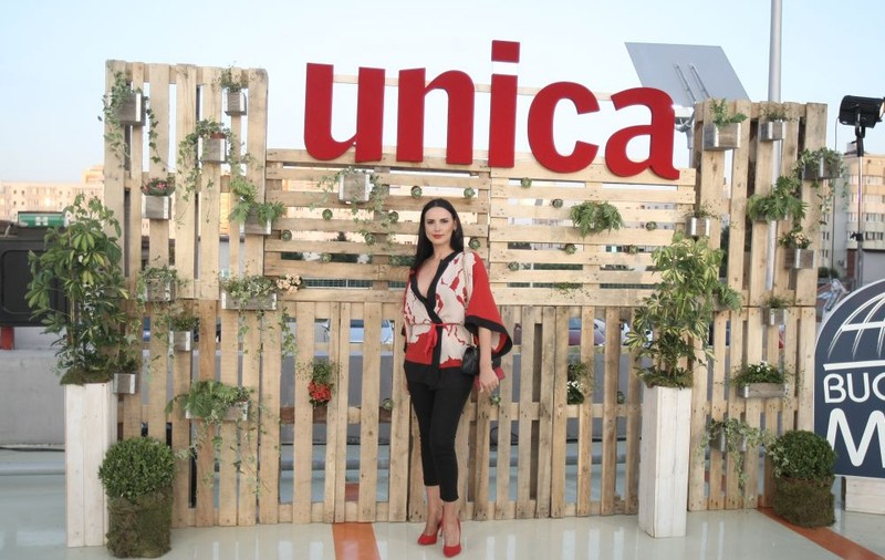 Lavinia Pîrva s-a plimbat cu bicicleta bunicului ei. Ipostaza în care artista nu a mai fost văzută