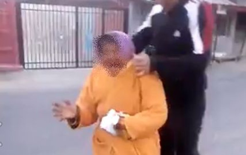 ŞOCANT! Femeie cu DIZABILITĂŢI, BATJOCORITĂ de nişte GOLANI | IMAGINI CU PUTERNIC IMPACT EMOŢIONAL