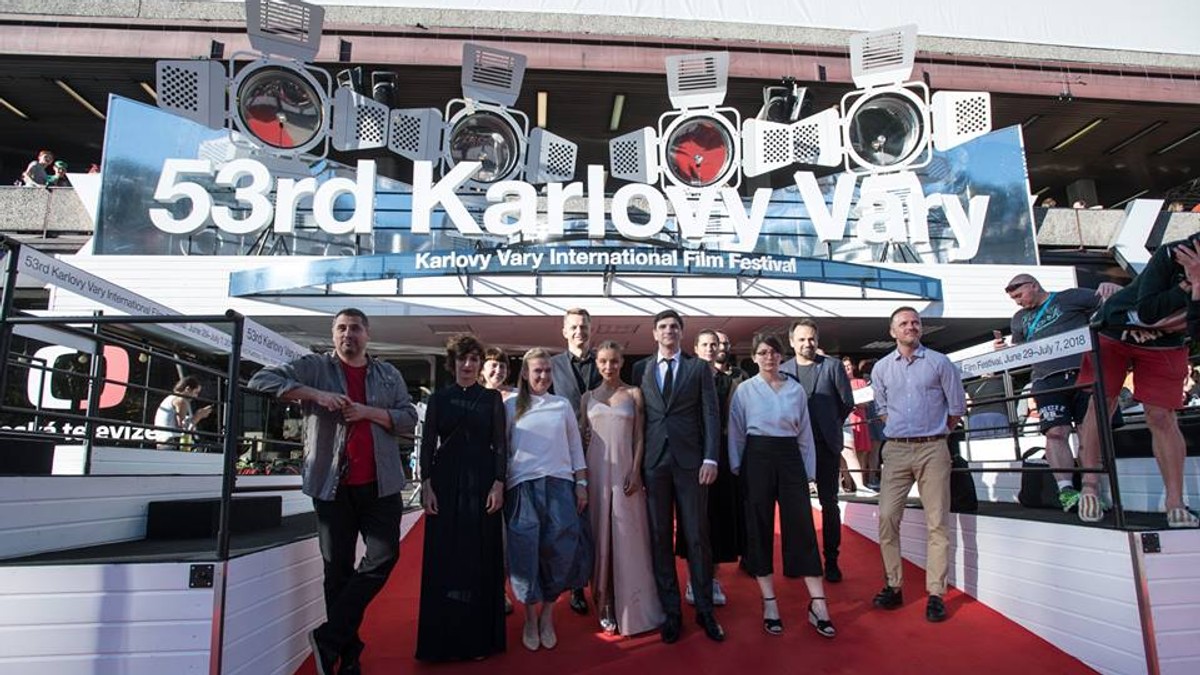 Radu Jude şi echipa filmului la Karlolvy Vary