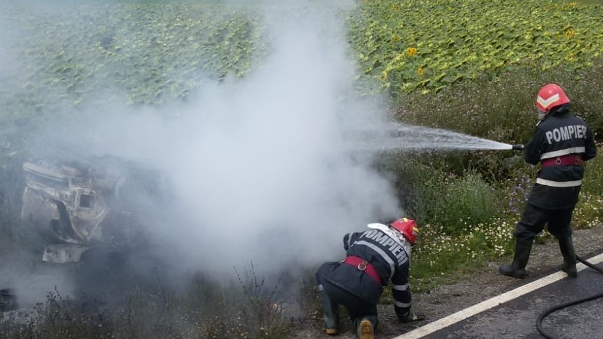 Un autoturism s-a făcut scrum pe o șosea din Tulcea
