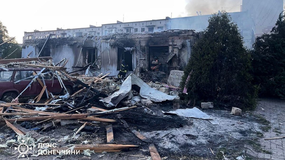 Această fotografie, realizată și publicată de Serviciul de Urgență de Stat al Ucrainei pe 16 iulie 2025, prezintă pompierii acționând asupra unei instalații civile avariate în urma unui atac rusesc din Dobropillia, regiunea Donețk, pe fondul invaziei rusești din Ucraina. Atacul a ucis cel puțin două persoane și a rănit 22.