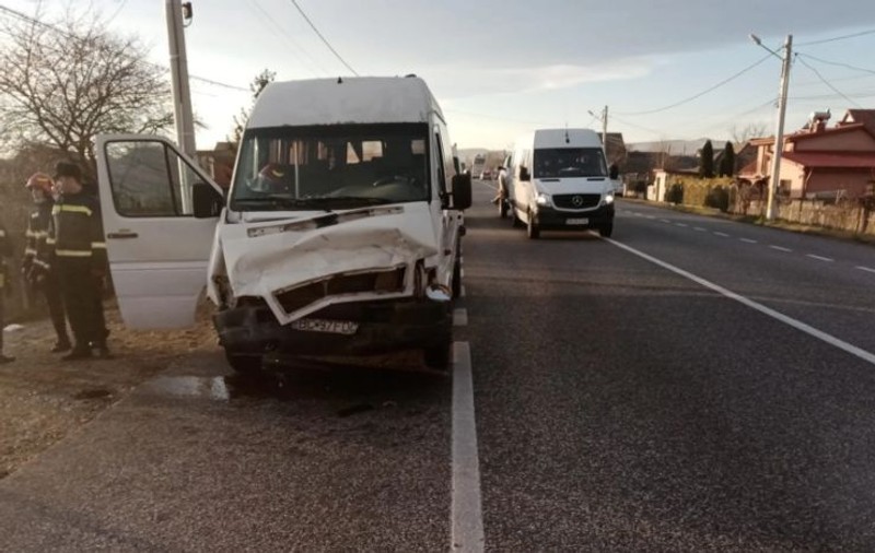Accident cu microbuzul școlar în județul Bacău: 7 copii, transportați la spital