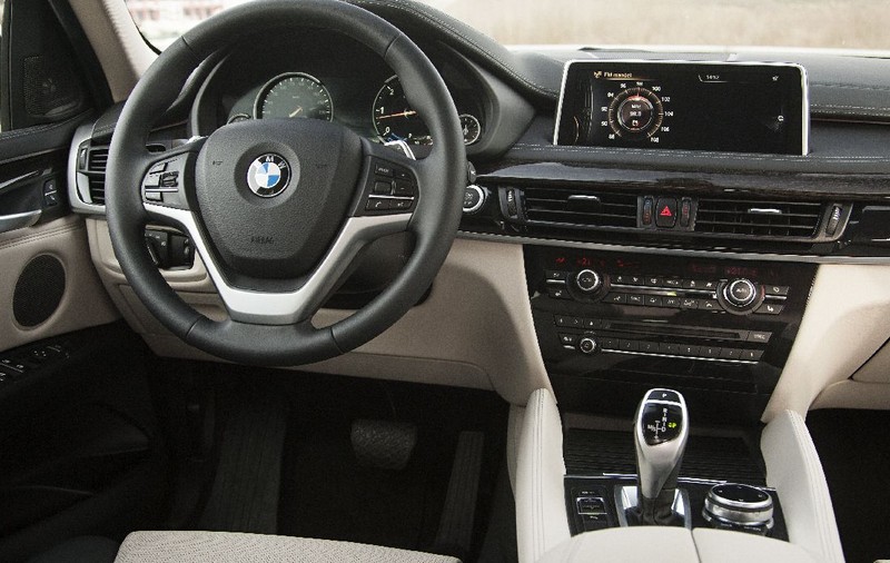 Un șofer de BMW, oprit în centrul Iașiului, a încercat să-i păcălească pe polițiști făcând schimb de locuri cu blonda din dreapta