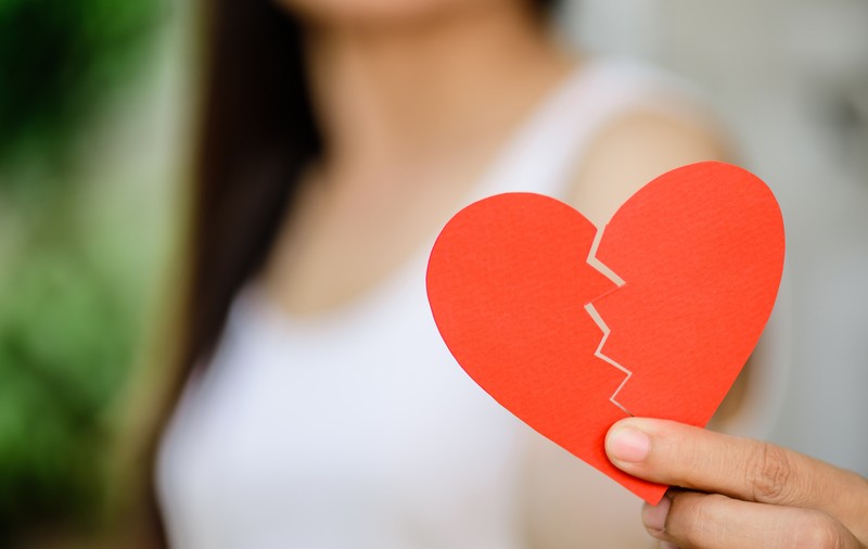 Ce este love bombing. Cum recunoști comportamentul și exemple de love bombing