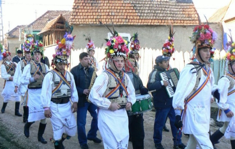 REPORTAJ/Tradiții în Ardeal: "Butea feciorilor", un obicei de Crăciun păstrat de sute de ani în judeţul Alba/FOTO