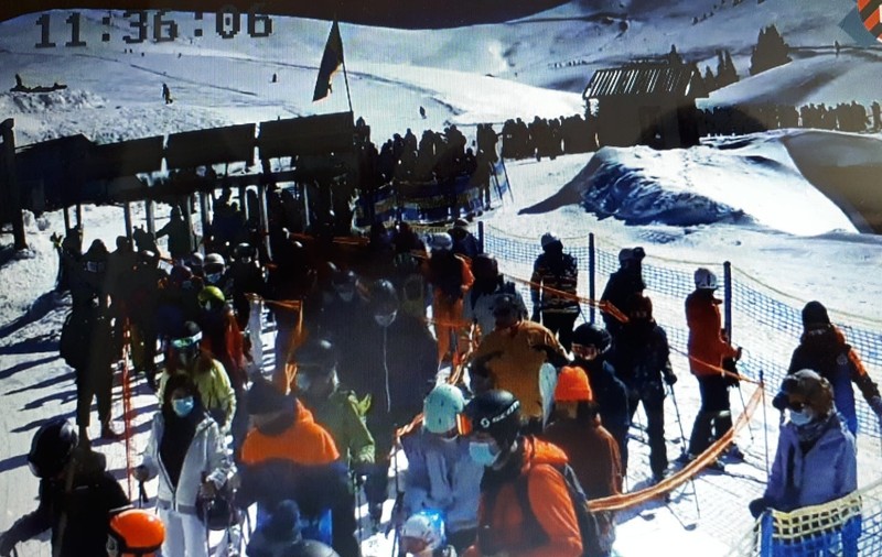Zeci de turişti au stat la coadă la telegondola din Sinaia. Peste 2.600 de oameni au urcat la Cota 2000