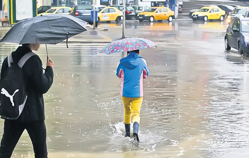 România, lovită de potop: 80 l/mp. Meteorologii au emis cod portocaliu de ploi şi frig