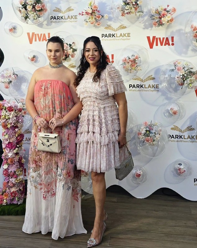 Oana Roman, replică pentru cei care i-au criticat fiica: „Se îmbracă fix cum vrea ea”. Cum a apărut Isabela la VIVA! Influencers Party
