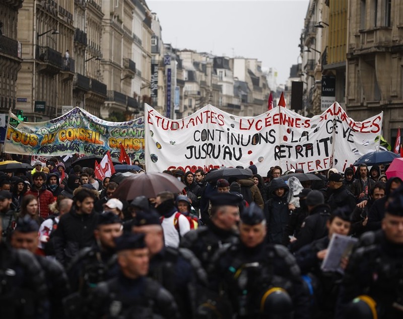 Macron a promulgat rapid legea care crește vârsta de pensionare, în ciuda protestelor, după ce a primit undă verde de la Consiliul constituţional