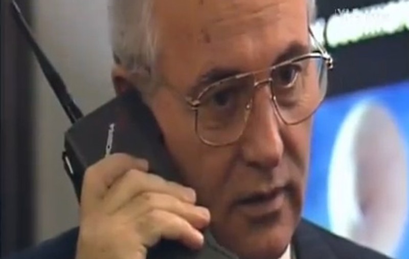 Știi cât a costat primul telefon mobil ? Azi îți luai mașină cu acei bani