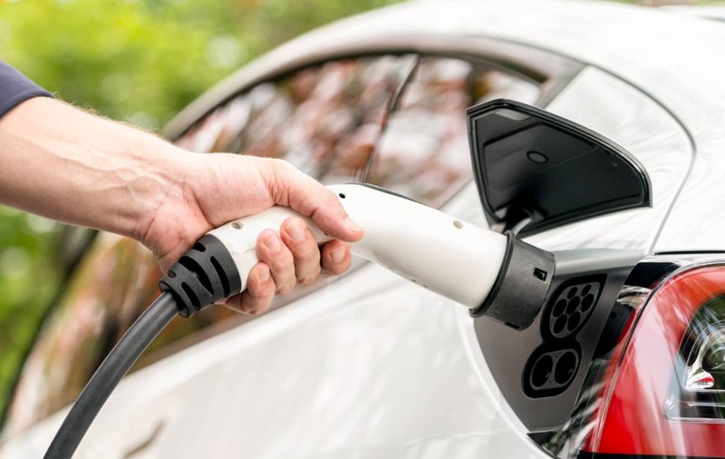 Provocări pentru industria auto electrică în 2025: Costuri și cerere în scădere
