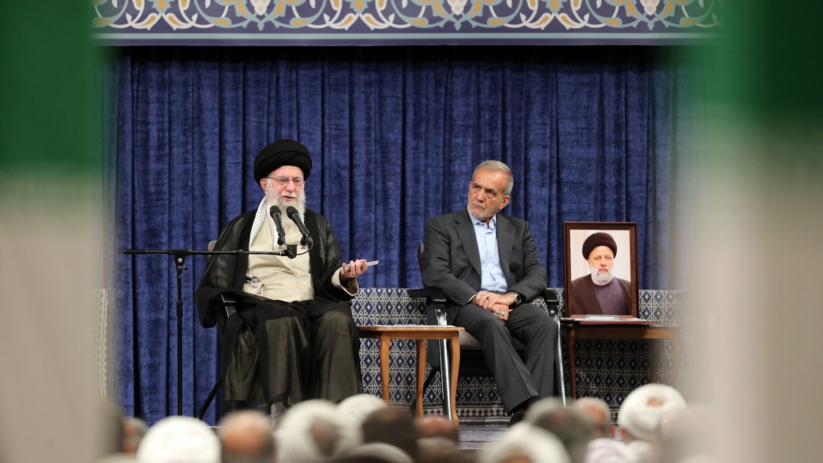 Ayatollahul Ali Khamenei și noul președinte iranian, Masoud Pezeshkian Foto Profimedia