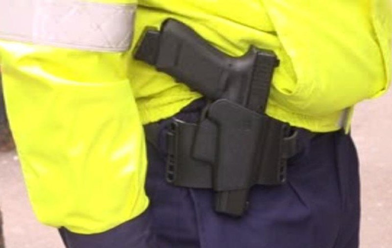 Un bărbat care i-a atacat pe polițiști cu toporul a fost împușcat în picior