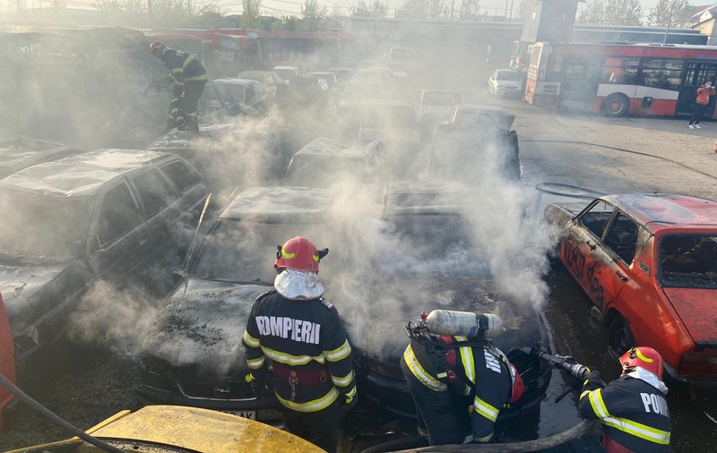 Un cadavru carbonizat a fost găsit într-o mașină incendiată la Brașov