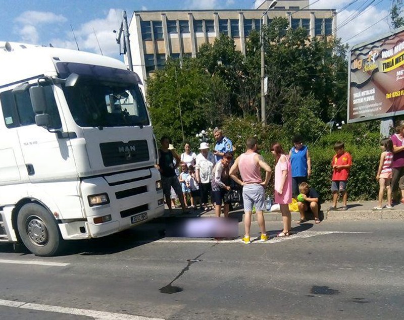 Bărbat călcat de camion pe o trecere de pietoni din Iași. Scene șocante în apropierea unui centru comercial