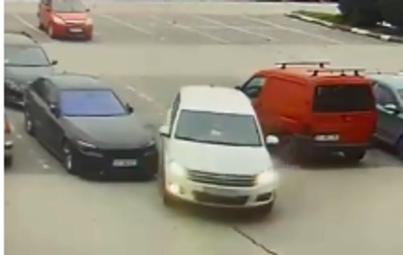 Momentul în care o șoferiță lovește o mașină, în parcare, și pleacă de la locul accidentului, la Constanța
