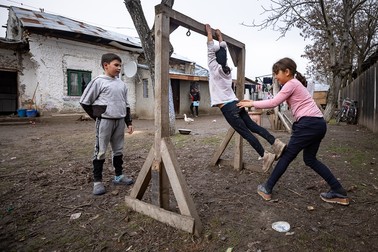 Andrei şi Delia o asistă pe Diana la exerciţiul la bară