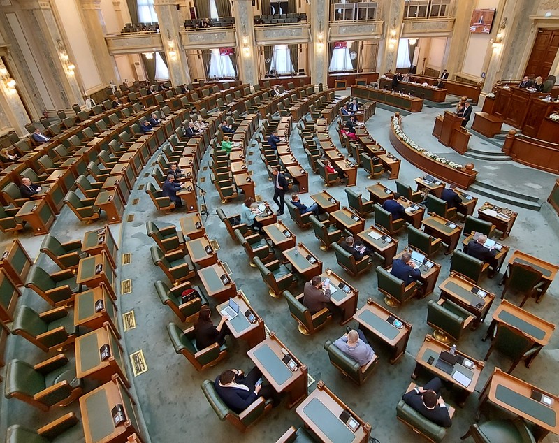 IMAGINEA ZILEI în Parlament. Câți senatori au fost în plen când ministrul de finanțe a venit să vorbească despre credite și datoria României
