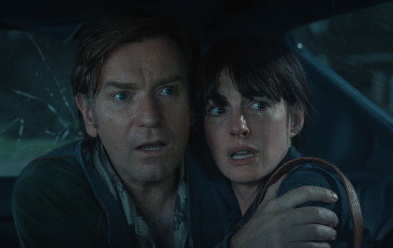 Anne Hathaway, despre „întâlnirea” cu dinozaurii. Cum apare actrița în filmul „Capătul Străzii Stejar”
