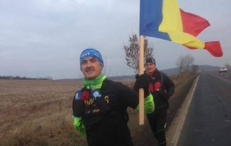 REPORTAJ: Maghiarul Levente Polgar aleargă de 1 Decembrie de la Aiud la Alba Iulia cu tricolorul în mână